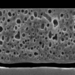Porous silicon seed layer on which epitaxial growth of silicon is performed. Below this seed, a detachment plane is formed by a large laterally-extending void.